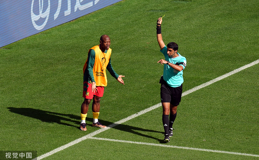 主裁判哈桑给场边的喀麦隆国脚、上海申花球员巴索戈一张黄牌。