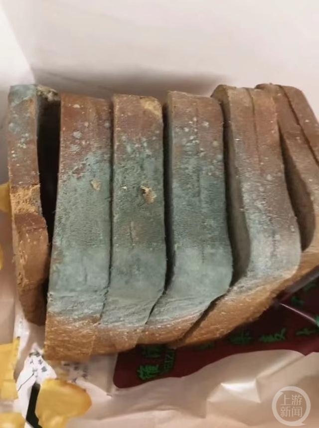 图说:小凡(化名)母亲提到的发霉面包。图片来源:视频截图