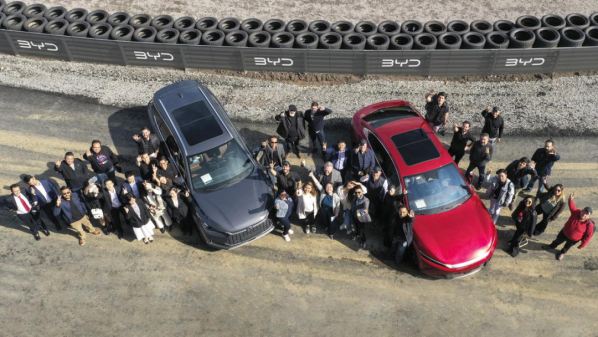 绿色出行！比亚迪在墨西哥签约八家经销商并携汉唐亮相