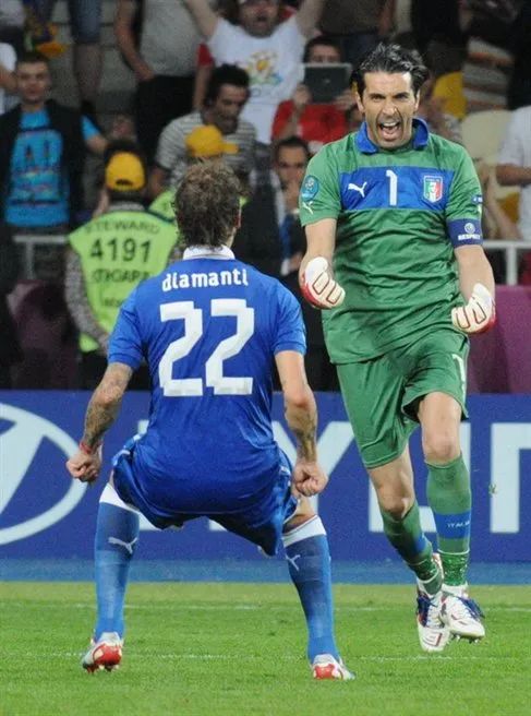  2012年欧洲杯四分之一决赛，意大利击败英格兰，队长布冯庆祝比赛胜利。图/Ilya Khokhlov