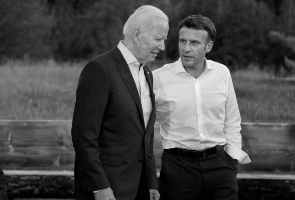       6月26日，美国总统拜登（左）和法国总统马克龙在德国埃尔毛宫举行的七国集团峰会期间交谈。（路透社资料图片）