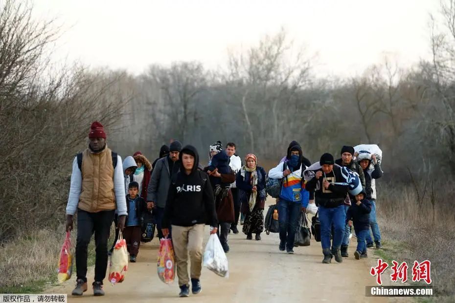 资料图：难民们前往土耳其与希腊边境。经由土耳其进入希腊的“东地中海线路”是难民进入欧洲的主要通道。