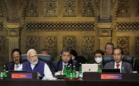 11月16日，印度尼西亚巴厘岛，印度总理纳伦德拉·莫迪（左）和印度尼西亚总统佐科·维多多出席G20峰会领导人的交接仪式。（视觉中国）