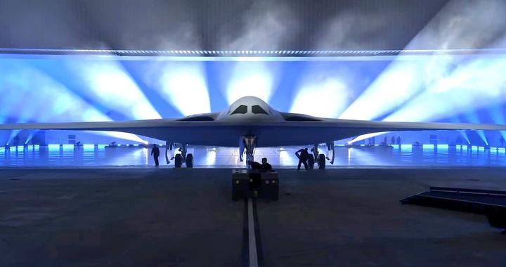 美新一代隐身轰炸机B-21首次亮相！航程超过1万公里，载弹量15吨