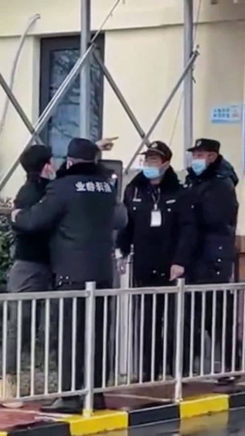 人家是住这个小区的,就因为车上有一个外卖箱……|打人|保安_新浪新闻