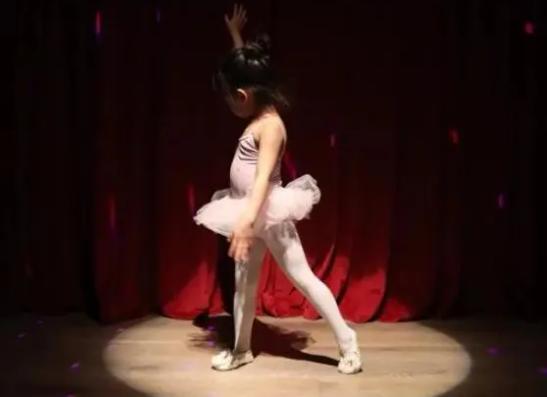 邓超夫妇现身女儿学校,孙俪打扮低调没架子,小花跳舞被夸赞休闲区蓝鸢梦想 - Www.slyday.coM 邓超夫妇现身女儿学校,孙俪打扮低调没架子,小花跳舞被夸赞休闲区蓝鸢梦想 - Www.slyday.coM