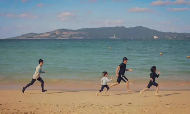 邓超夫妇现身女儿学校,孙俪打扮低调没架子,小花跳舞被夸赞休闲区蓝鸢梦想 - Www.slyday.coM 邓超夫妇现身女儿学校,孙俪打扮低调没架子,小花跳舞被夸赞休闲区蓝鸢梦想 - Www.slyday.coM