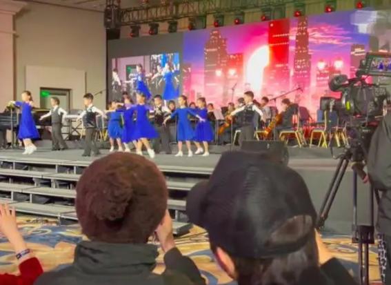 邓超夫妇现身女儿学校,孙俪打扮低调没架子,小花跳舞被夸赞休闲区蓝鸢梦想 - Www.slyday.coM 邓超夫妇现身女儿学校,孙俪打扮低调没架子,小花跳舞被夸赞休闲区蓝鸢梦想 - Www.slyday.coM