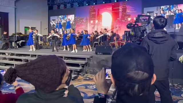 邓超夫妇现身女儿学校,孙俪打扮低调没架子,小花跳舞被夸赞休闲区蓝鸢梦想 - Www.slyday.coM 邓超夫妇现身女儿学校,孙俪打扮低调没架子,小花跳舞被夸赞休闲区蓝鸢梦想 - Www.slyday.coM