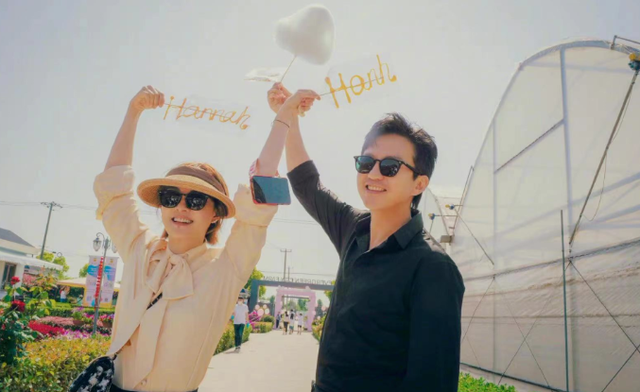 邓超夫妇现身女儿学校,孙俪打扮低调没架子,小花跳舞被夸赞休闲区蓝鸢梦想 - Www.slyday.coM 邓超夫妇现身女儿学校,孙俪打扮低调没架子,小花跳舞被夸赞休闲区蓝鸢梦想 - Www.slyday.coM