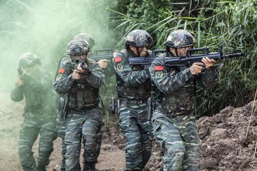 怎么才能当上武警特战队员 e6ea-a7f0e0cb4f74c43e31665d4b74895a19.jpg