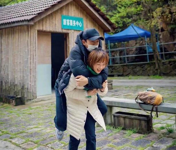 邓超夫妇现身女儿学校,孙俪打扮低调没架子,小花跳舞被夸赞休闲区蓝鸢梦想 - Www.slyday.coM 邓超夫妇现身女儿学校,孙俪打扮低调没架子,小花跳舞被夸赞休闲区蓝鸢梦想 - Www.slyday.coM