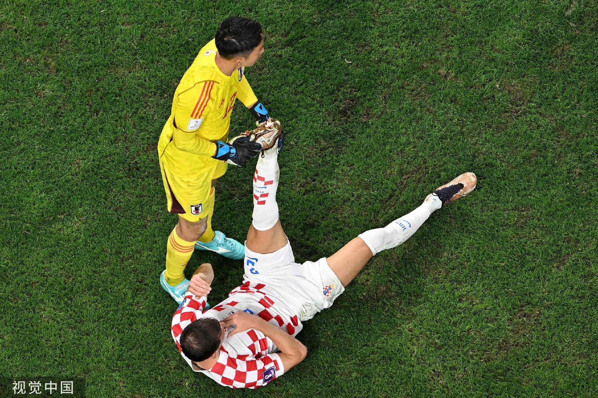 下半场最后时段，克罗地亚球员抽筋，日本门将上前帮他处理。