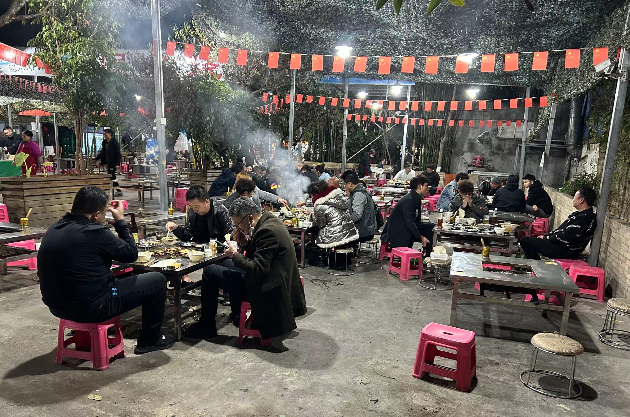 东路桥一网红烧烤店里的“烟火气”。本文图片来源 澎湃新闻记者 王万春 摄