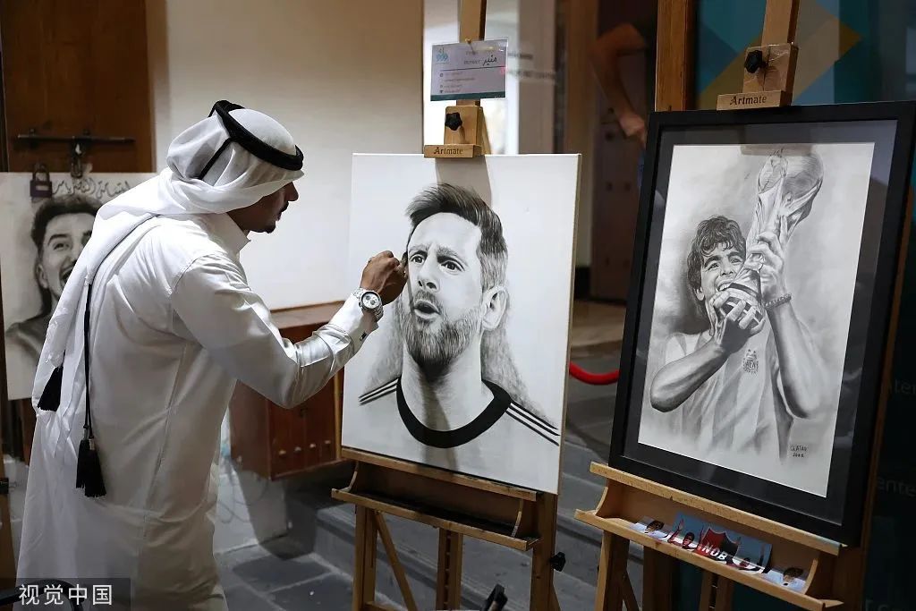 卡塔尔艺术家绘制梅西与马拉多纳画像。
