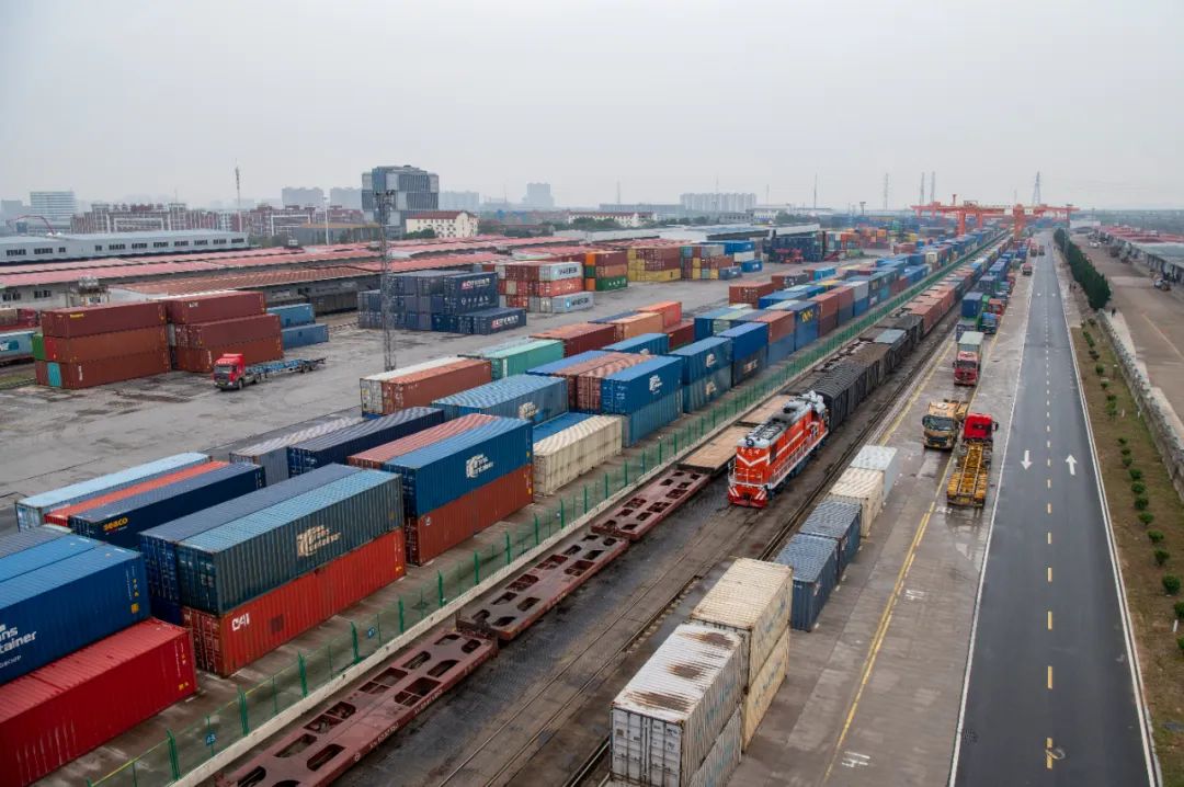 12月7日,满载100个标箱的“义新欧”中欧班列从义乌铁路口岸发车,驶往中亚五国。共享联盟·金华 胡肖飞 摄