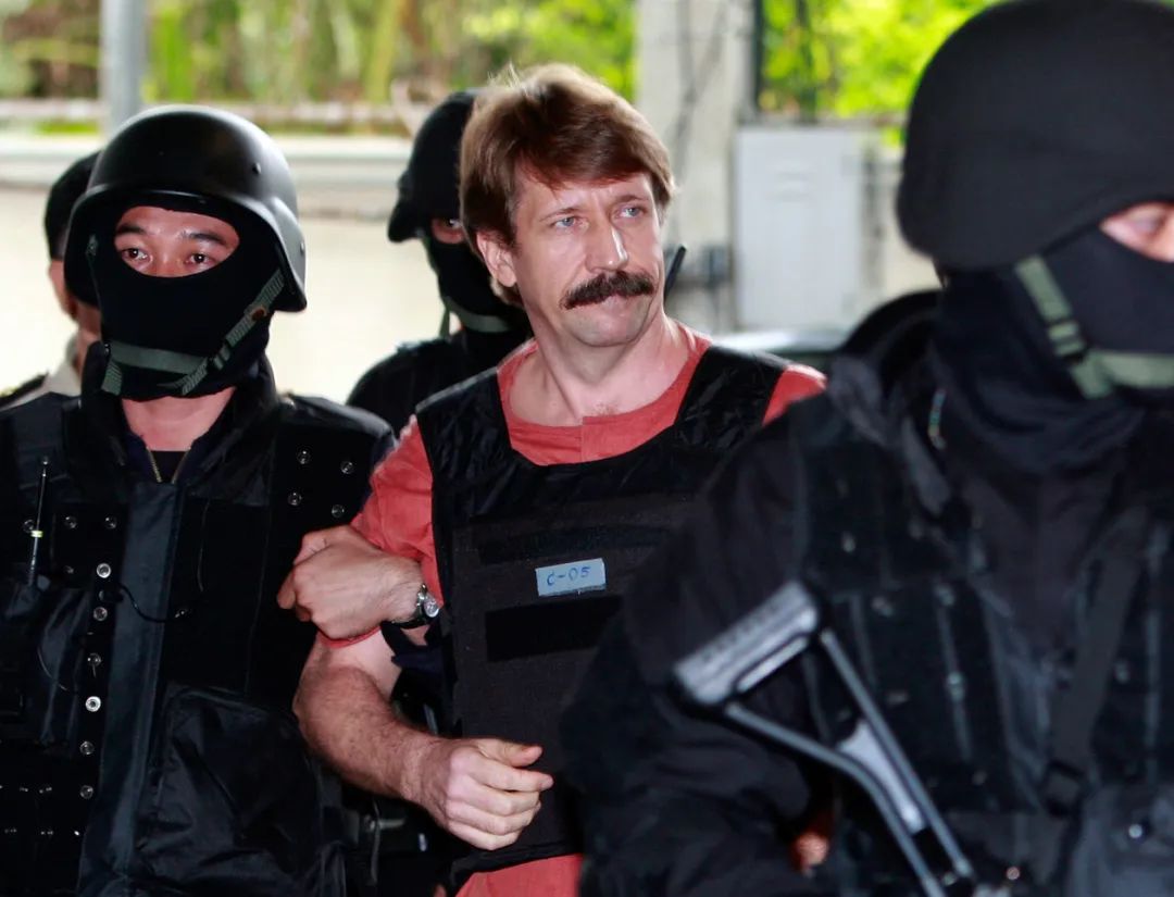 2010年10月5日，布特（中）抵达泰国曼谷的刑事法庭。图源：美国政客新闻网站