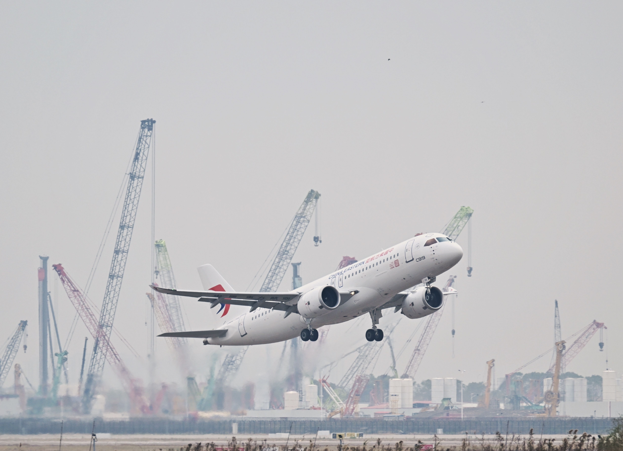 交付给中国东航的全球首架C919国产客机从上海浦东机场起飞。新京报记者 陶冉 摄