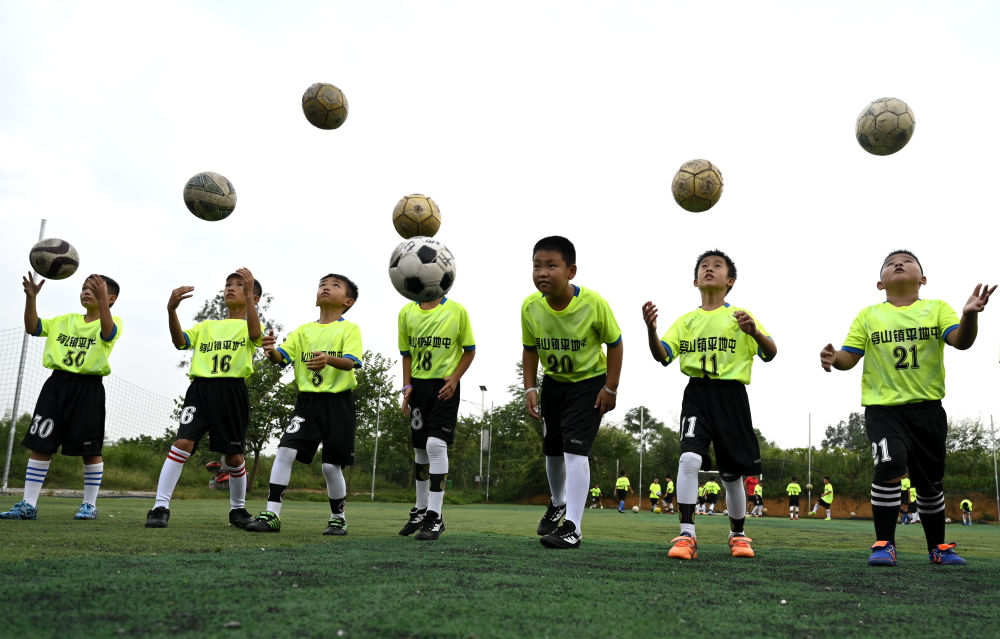 小学足球头顶影响智力吗,小学足球头顶球教案