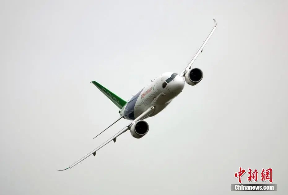 图为C919大型客机在第十四届中国国际航空航天博览会开幕式进行飞行表演。中新社记者 孙自法 摄