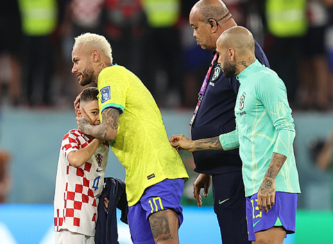 内马尔与克罗地亚队球员的儿子拥抱。