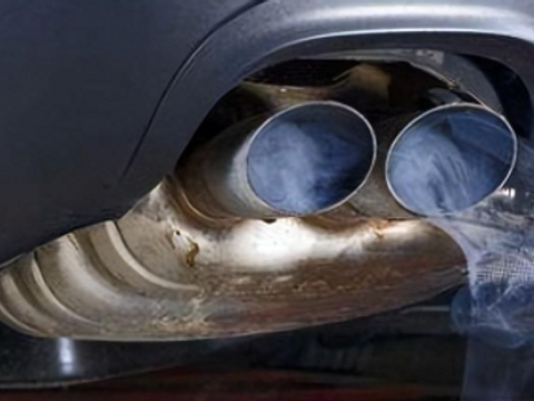 冬天冷启动汽车时会闻到浓浓的汽油味，这是不是故障又危不危险？