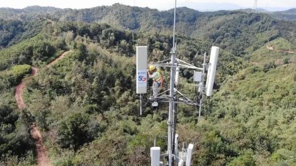 广东电信网络技术人员正在建设5G低频基站。