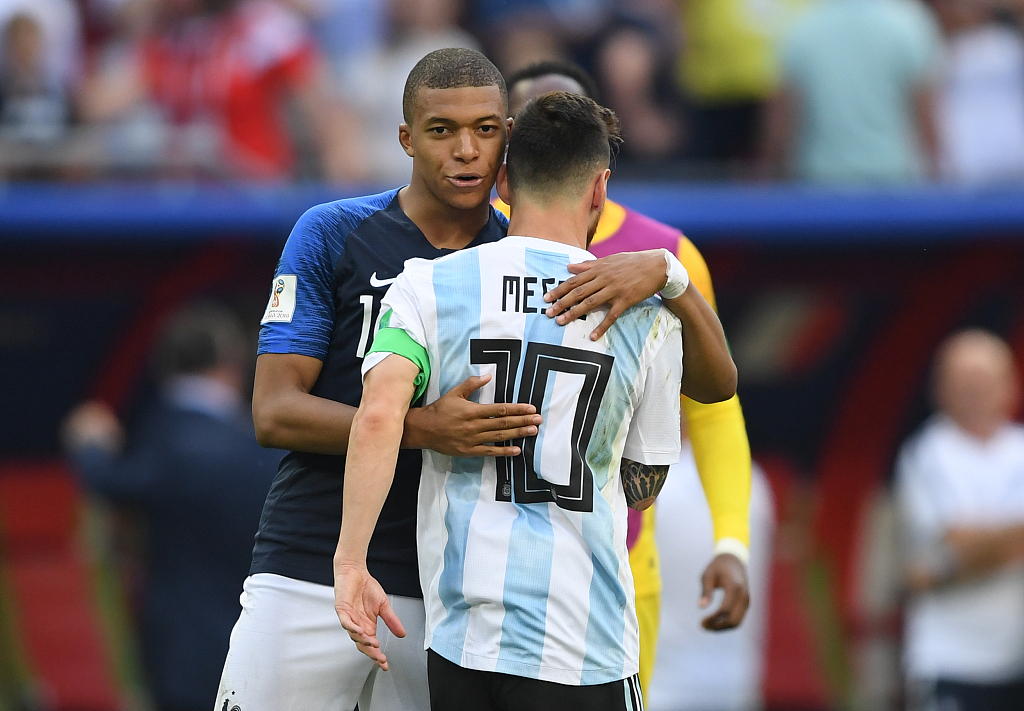 2018年世界杯，姆巴佩和梅西拥抱。