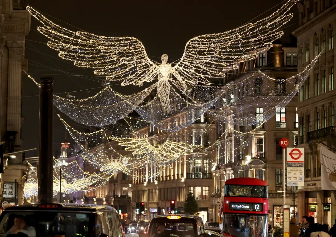 ▲当地时间2022年11月29日，为迎接圣诞节和新年，英国伦敦市中心点亮了彩灯。图/新华社