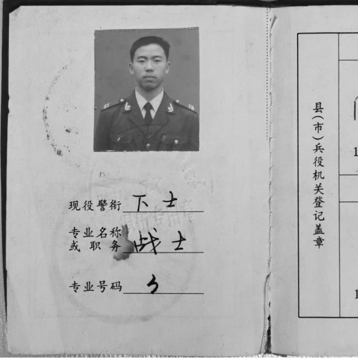 女同学蹲下露出内裤