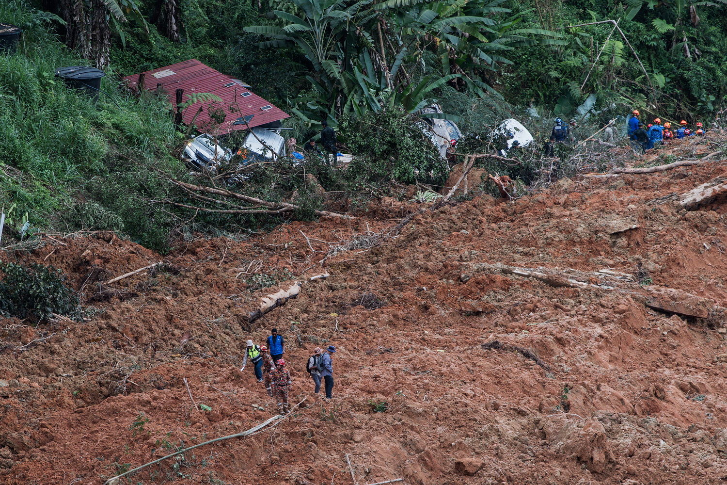 早安·世界｜马来西亚山体滑坡已21人死亡，12人失踪 – 新浪