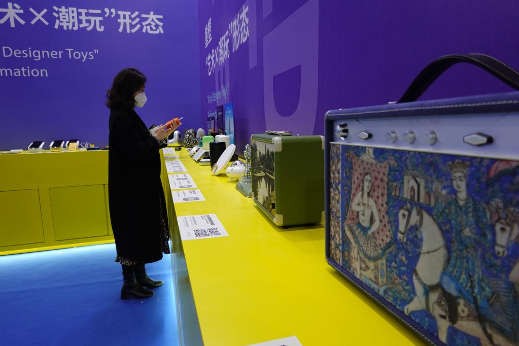 观展者欣赏外形别致的电子产品。新华社记者 印朋 摄
