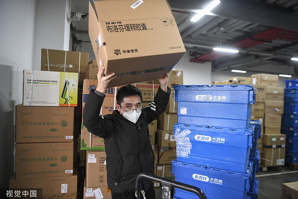 2022年12月16日,长沙,在老百姓大药房物流中心内,工作人员正在搬运药品。人民视觉 图
