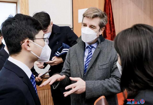 胡润与大学生代表交流创业。受访者供图