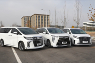 面对MPV市场两大强者 卷出来的M8宗师版也不虚 | 吴佩频道