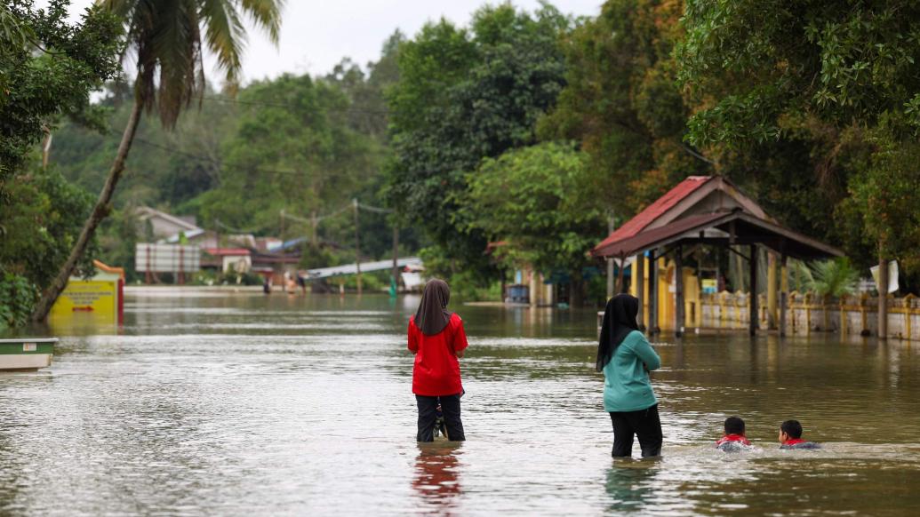马来西亚五个州被洪水袭击，数万人被迫撤离 – 新浪