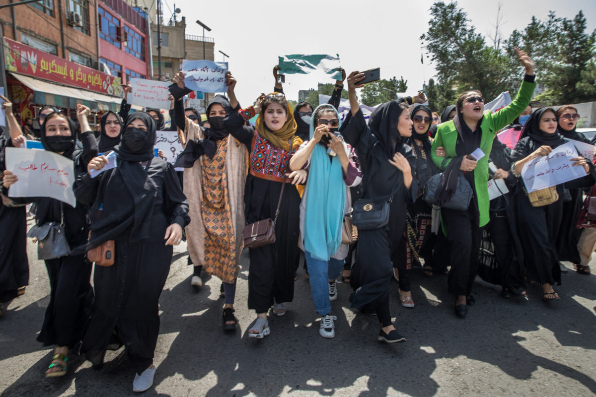 走上街頭抗議的阿富汗女性。圖自美國公共電視網新聞時刻
