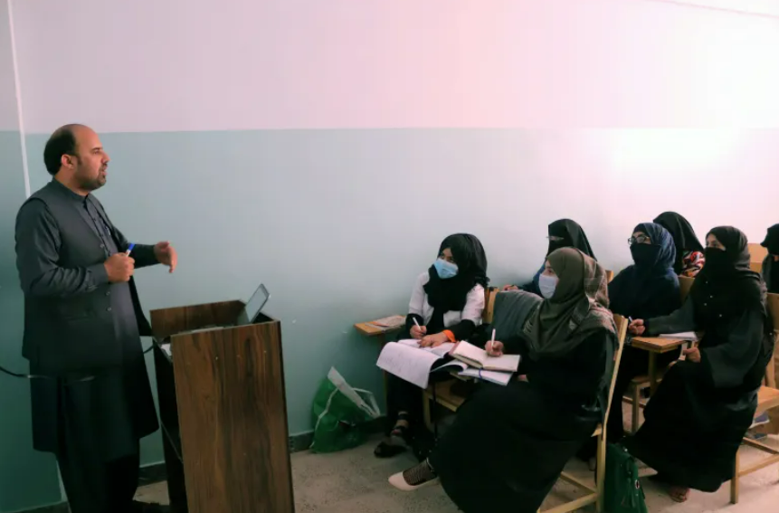 曾�在�n堂里接受教育的阿富汗女性（�Y料�D）。�D自半�u���_