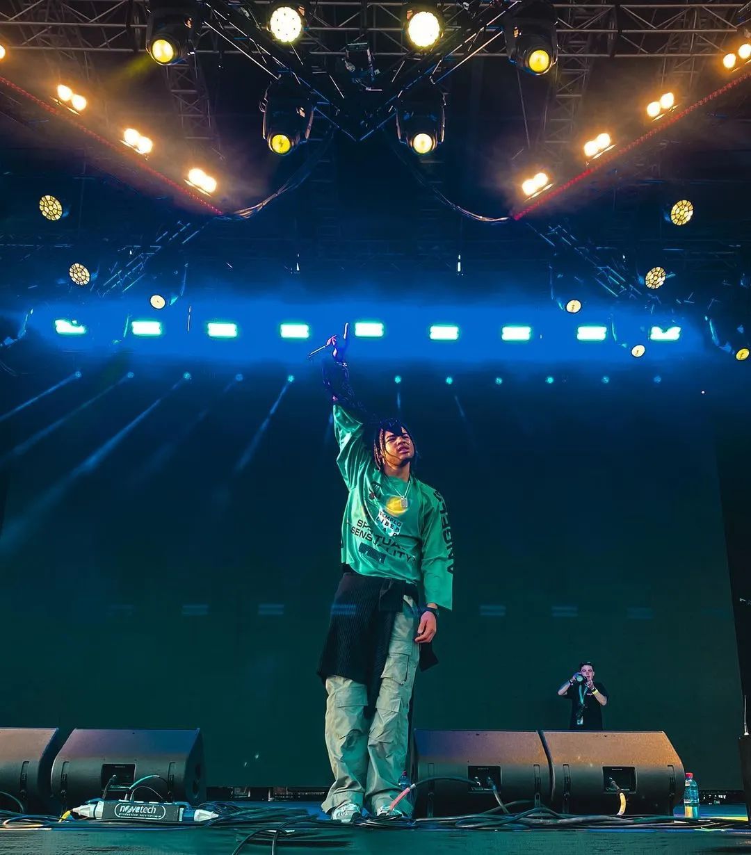 王一博和刘雯都在穿的品牌,如何在解构设计中演绎氛围感?2 王一博和刘雯都在穿的品牌,如何在解构设计中演绎氛围感?