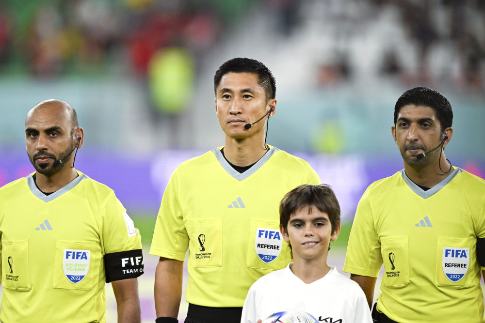 11月23日，2022卡塔尔世界杯E组比赛中，中国裁判马宁（左二）担任第四官员，图为比赛前。新华社记者 肖艺九 摄