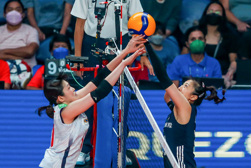 6月19日，中国队球员丁霞（右）在2022年世界女排联赛分站赛中防守。新华社发（乌马利摄）