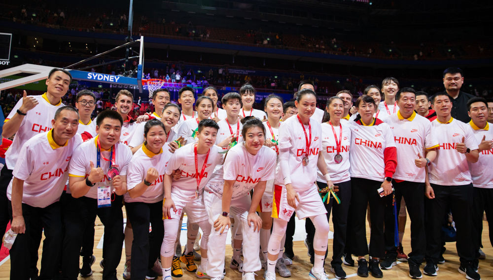 10月1日，在澳大利亚悉尼进行的2022女篮世界杯决赛中，中国队获得亚军。新华社发（胡泾辰摄）