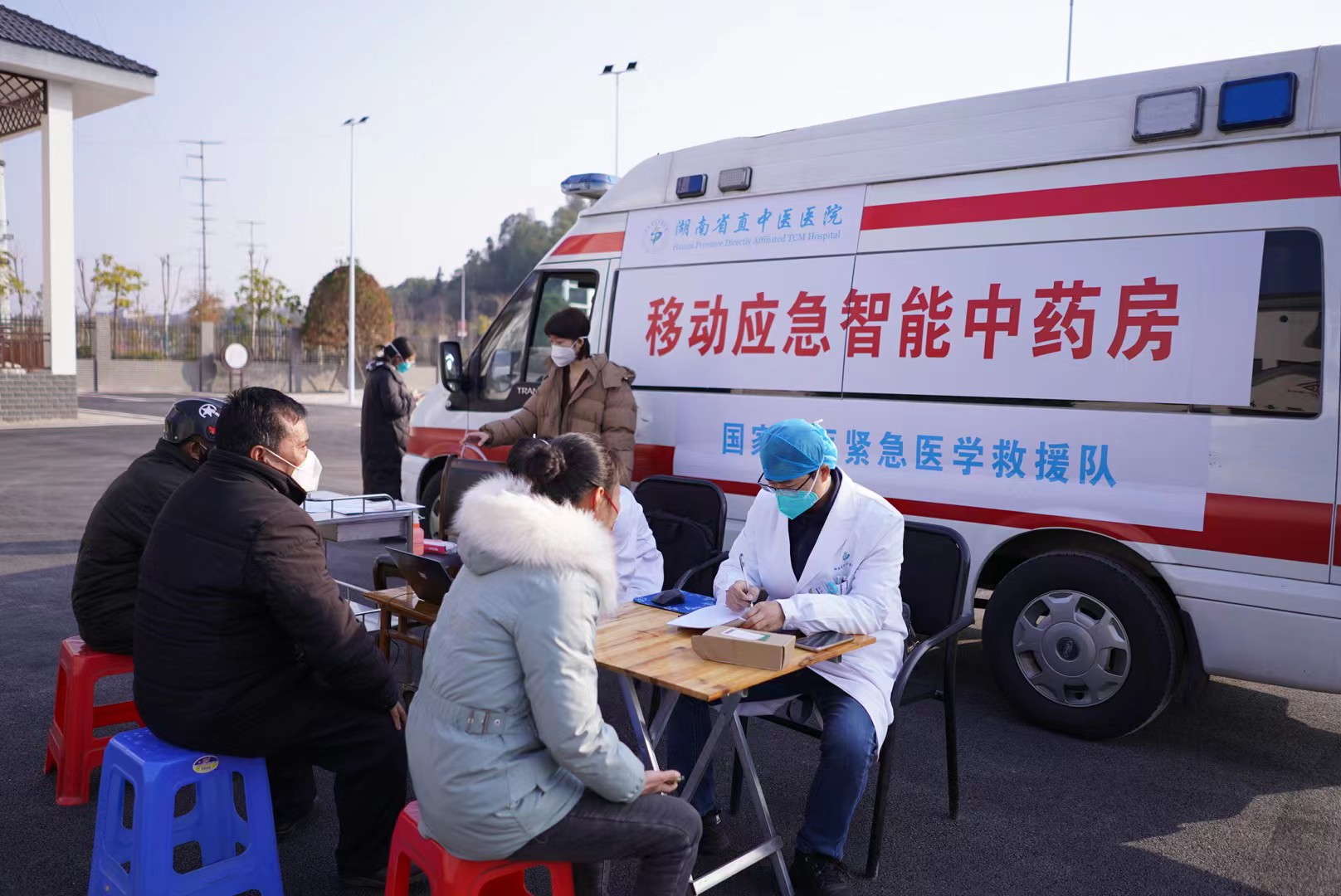 奔走相告（智能垃圾分类房）湖南：“移动应急智能中药房”开进社区，移动应急平台，湖南省互联网应急中心赵昭灵，(图4)