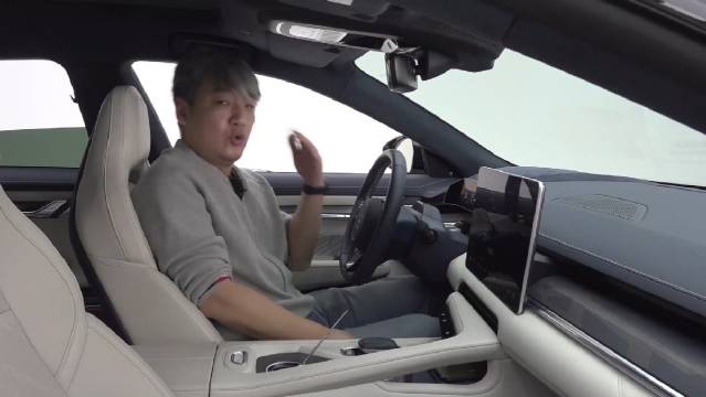 这辆极氪001表面看上去是辆领克的电动版……