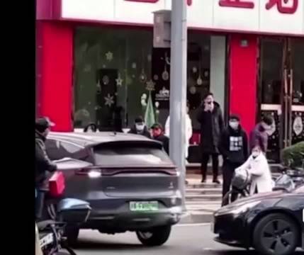 上海一比亚迪车主5次倒车撞击特斯拉……