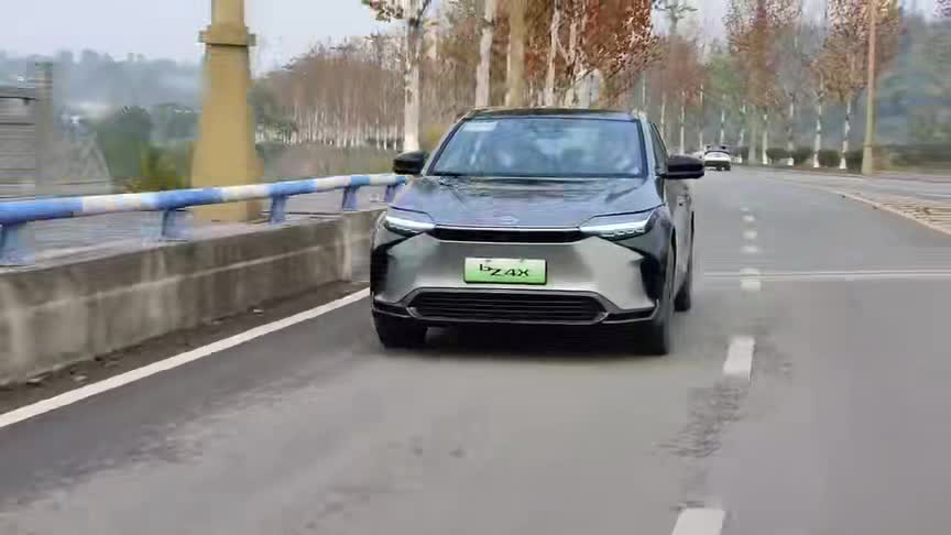 城市试驾广汽丰田bZ4X，丰田的电动车真还有两把刷子！