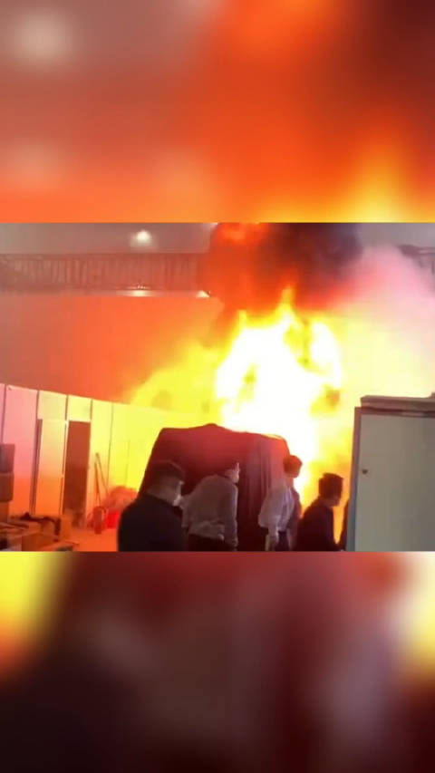 天啊！广州车展开展前一天，展台起火了！