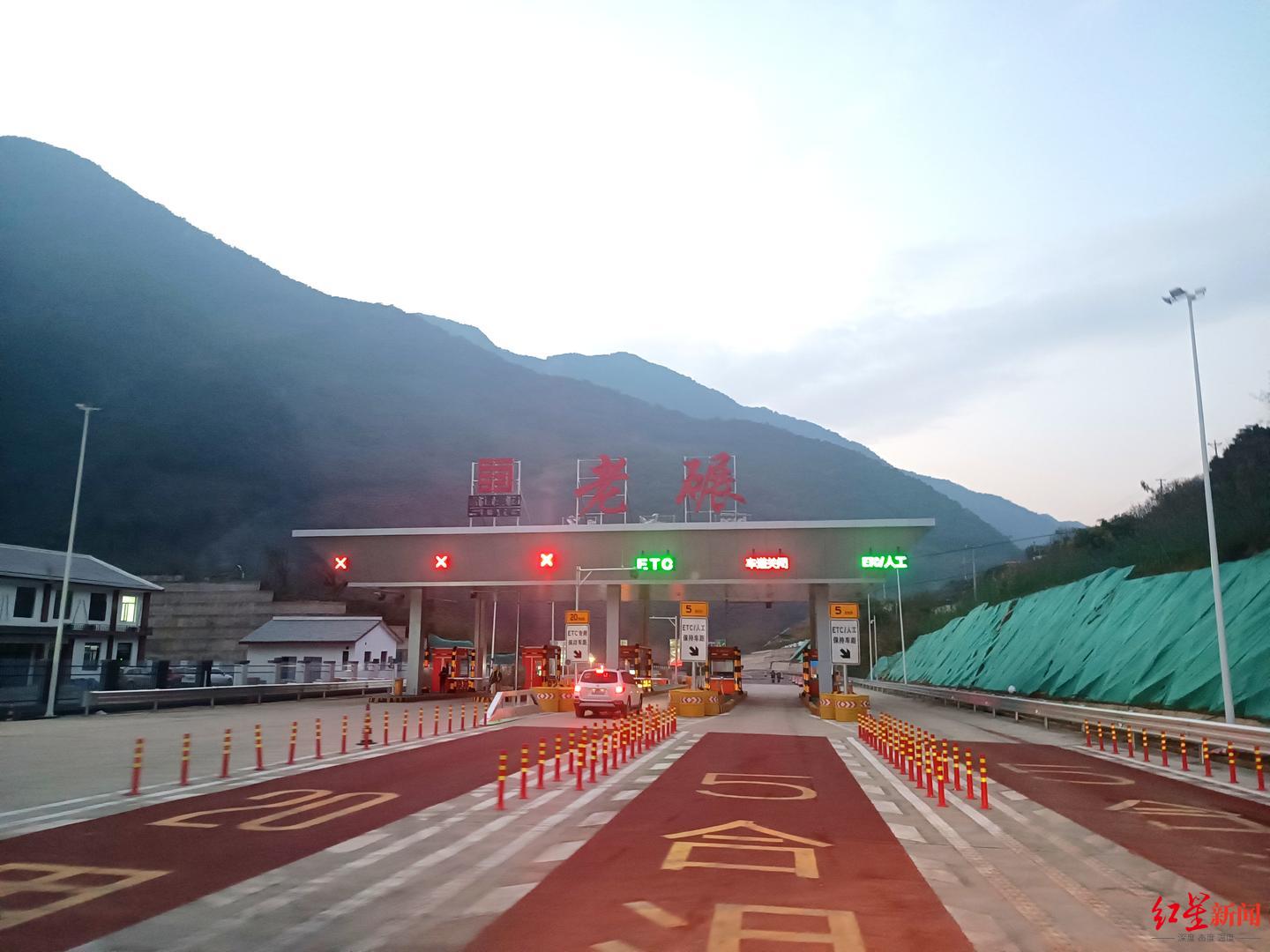 ↑29日下午,记者从德会高速老碾收费站上高速试跑体验