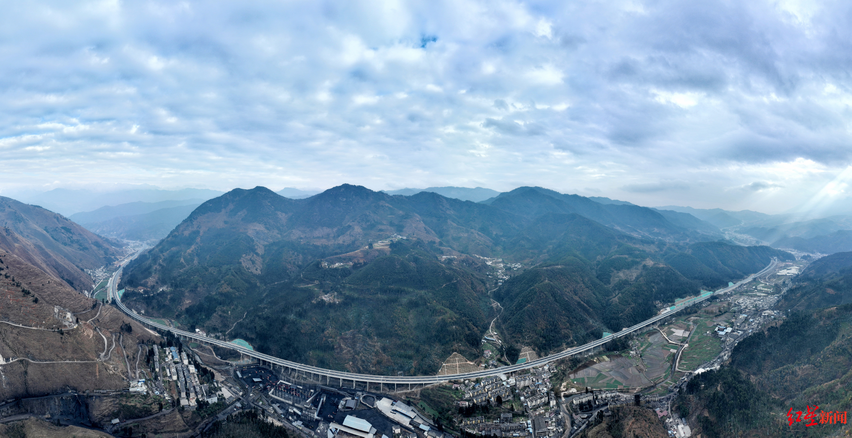 ↑德会高速路段大多沿着峡谷穿行 胡仲平摄