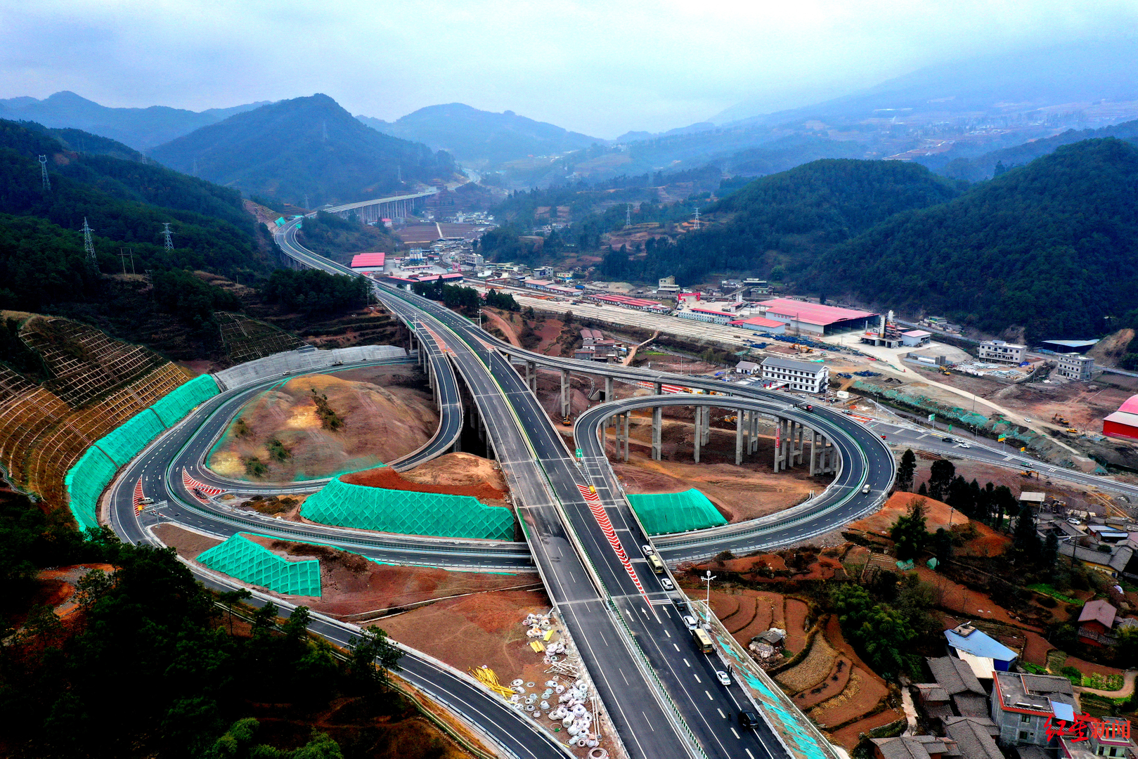 ↑德会高速沿途设7处互通式立交、服务区2处 赵亮摄